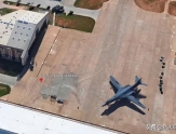 网友通过谷歌地球发现美国空军基地的半透明飞机，其用意引发热议